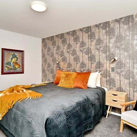 Brockworth Place - Christchurch Holiday Homes Экстерьер фото